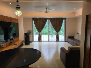 Télévision ou salle de divertissement dans l'établissement The Misty Villas Igatpuri by Natura Stays, 6 BHK