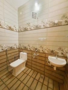 KottakupamCasa Serenity 1bhk villa Near Serenity Beach的带马桶和水槽的浴室 更多3张照片