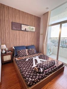 Postel nebo postele na pokoji v ubytování Lym HomeStay Long Xuyên