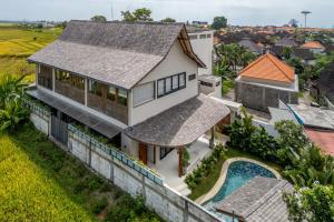 an aerial view of a house with a swimming pool at Casa Doreena Villa by Betterplace in Munggu