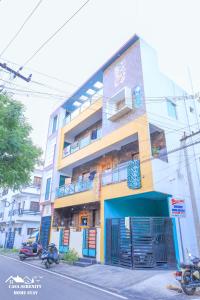 KottakupamCasa Serenity 1bhk villa Near Serenity Beach的街道边的一栋建筑