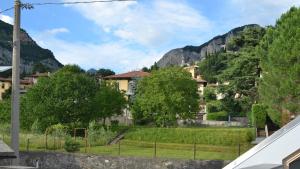 カロルツィオコルテにあるPicobello Zimmer & Atelierの山を背景にした村の風景