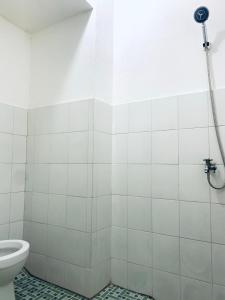 un bagno con wc e doccia di Selo Property a Pedurenan Dua