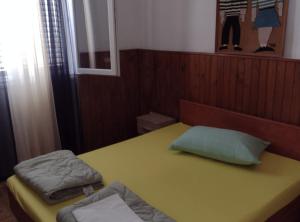 a room with a table with a pillow and a mirror at Apartment Ana Gradina - Vela Luka in Ostrvo Šijak