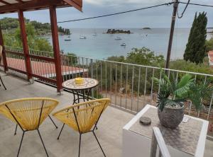 a balcony with a table and chairs and the ocean at Apartment Ana Gradina - Vela Luka in Ostrvo Šijak