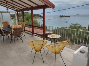 a balcony with a table and chairs and a view of the ocean at Apartment Ana Gradina - Vela Luka in Ostrvo Šijak