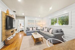 Televiisor ja/või meelelahutuskeskus majutusasutuses The Cottage on Pine - Luxury Boho Beach Cottage wPvt Heated Pool On Pine Ave