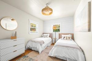 Voodi või voodid majutusasutuse The Cottage on Pine - Luxury Boho Beach Cottage wPvt Heated Pool On Pine Ave toas +15 fotot