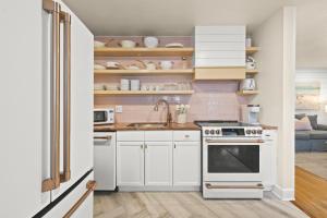 Köök või kööginurk majutusasutuses The Cottage on Pine - Luxury Boho Beach Cottage wPvt Heated Pool On Pine Ave