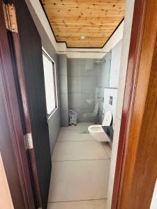 Ένα μπάνιο στο Evaara Stays & Cafe