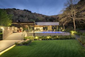 una casa con giardino di notte con luci di Bridle Path Retreat - Modern Private Luxury a Christchurch