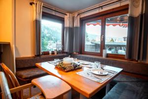 Un comedor con una mesa y una ventana. en S´Holzhäusle, en Glanz
