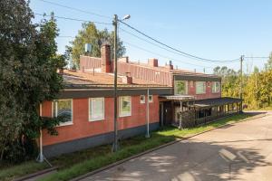 un edificio di mattoni rossi sul lato di una strada di Kotimaailma Rooms - Ankkuri 1hh a Kotka