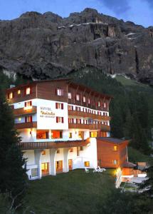Nespecifikovaný výhled na hory nebo výhled na hory při pohledu z hotelu