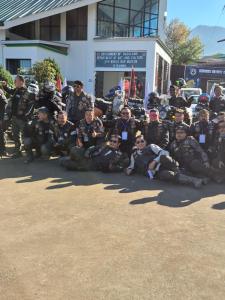 Un grupo de personas uniformadas posando para una fotografía. en Safarnama Hornbill Camping near festival ground, en Jāmb