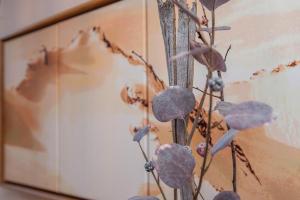 eine Vase mit einer Pflanze vor einer Wand in der Unterkunft Sonnwendhof in Ischgl + 52 Fotos