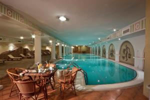 Swimmingpoolen hos eller tæt på Ramada by Wyndham Plovdiv Trimontium
