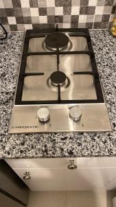 un forno a piano cottura posto sopra un bancone di Smart Home a Baabda