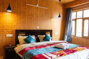 una cama en una habitación con una pared de ladrillo en Story Homes, en Kaza