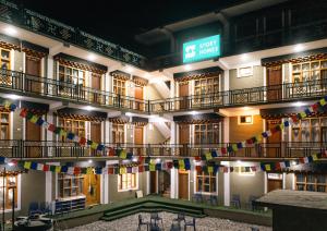 Un edificio con muchas banderas colgando de él. en Story Homes, en Kaza