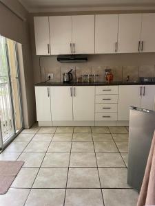 Η κουζίνα ή μικρή κουζίνα στο Magalies B&B SPITSKOP +24 φωτογραφίες