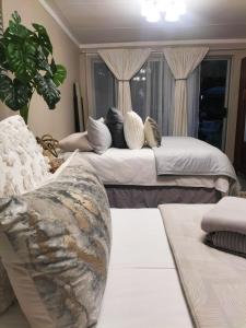 Ένα ή περισσότερα κρεβάτια σε δωμάτιο στο Magalies B&B SPITSKOP