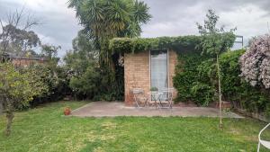 una casa de ladrillo con una mesa y sillas en un patio en AlisterBnB, en Melbourne 12 fotos más