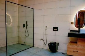 un bagno con doccia e WC di The Getaway Resort a Kado