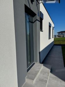 un edificio bianco con un passaggio pedonale di fronte di Resort Winklfeld 6a a Oberndorf bei Schwanenstadt