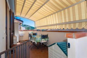 a balcony with a table and chairs on it at La Casa Dei Limoni in Piombino