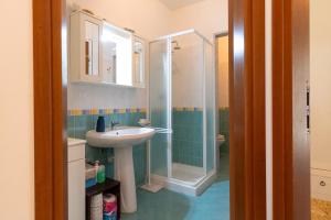 a bathroom with a shower and a sink at La Casa Dei Limoni in Piombino +22 photos