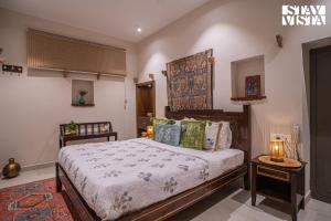 une chambre avec un grand lit et deux tables de nuit dans l'établissement StayVista at Vintage Varanasi by the Ganges with Wi-Fi, Boards Games, à Varanasi