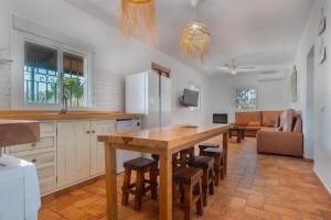 a kitchen with a table and chairs and a living room at Valle Verde in Morón de la Frontera