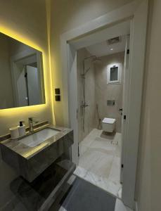a bathroom with a sink and a toilet at شقة هادئة بصالة وغرفة نوم in Jeddah