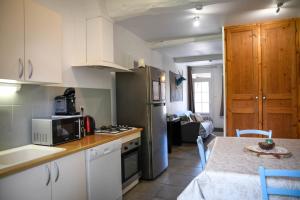 una cucina con frigorifero e tavolo con sala da pranzo di Domaine des Célestins - Bleu des dunes a Bernay-en-Ponthieu