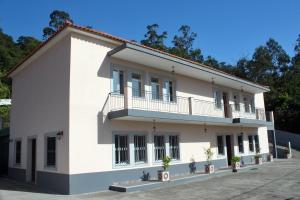 un gran edificio blanco con macetas delante de él en Casa Os Manos, en Santana