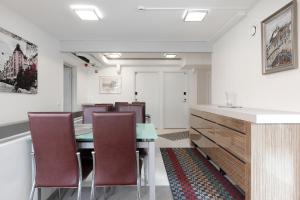 una sala da pranzo con tavolo e sedie di Kotimaailma Rooms - Ankkuri 2hh a Kotka