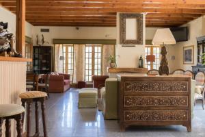 Uma rea de estar em Quinta Do Crestelo Aparthotel