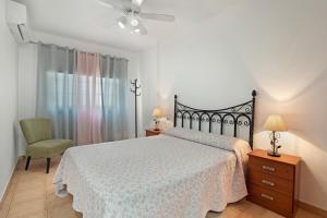 un dormitorio con una cama y una silla en Casa Volcán y Mar 2 Derecha, en Playa de San Juan