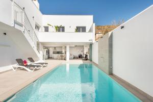 a swimming pool in a house with a house at Casa B y G in Pizarra