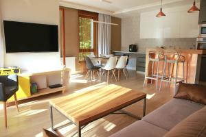ein Wohnzimmer mit einem Sofa und einem Tisch in der Unterkunft LoveSopot Luxury Terrace Apartment in Sopot