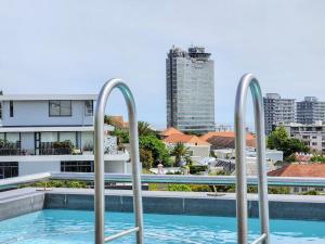 una piscina con barras de metal en una ciudad en The Honeycomb on S 2 Bedroom Modern, Secure, Central Apartment, en Vosburg