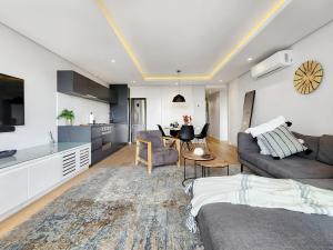 una sala de estar con un sofá y una mesa en The Honeycomb on S 2 Bedroom Modern, Secure, Central Apartment, en Vosburg