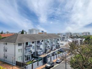 una vista aérea de un edificio en una ciudad en The Honeycomb on S 2 Bedroom Modern, Secure, Central Apartment, en Vosburg