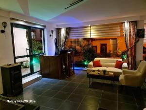 a living room with a couch and a table at Paperon Butik Otel in Erdemli
