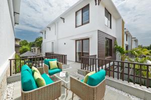 アンジュナにあるMelhor stays villas - L-S08 4BHK villa with private poolの青い椅子付きの家のバルコニー