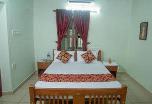 Postel nebo postele na pokoji v ubytování Lake County Heritage Home