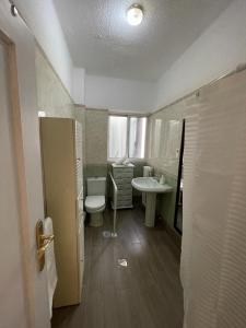 Ένα μπάνιο στο Apartamento centro