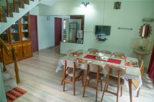 TV a/nebo společenská místnost v ubytování Lake County Heritage Home