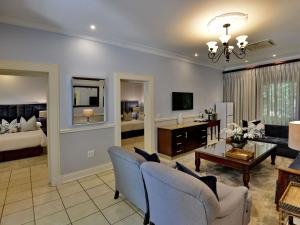 TV a/nebo společenská místnost v ubytování ANEW Resort Hunters Rest Rustenburg